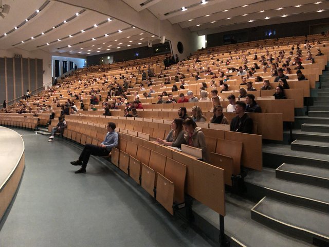 Voller Hörsaal bei der OTIWO Immatrikulation