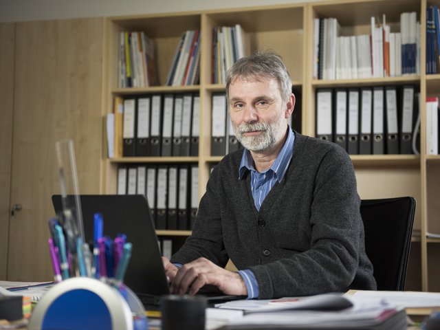 Portraitfoto im Büro am Schreibtisch