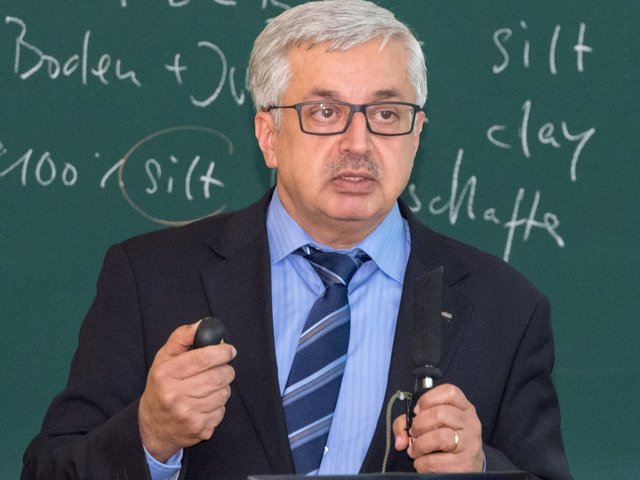 Prof. Dr. Bachar Ibrahim, eine Vorlesung haltend.