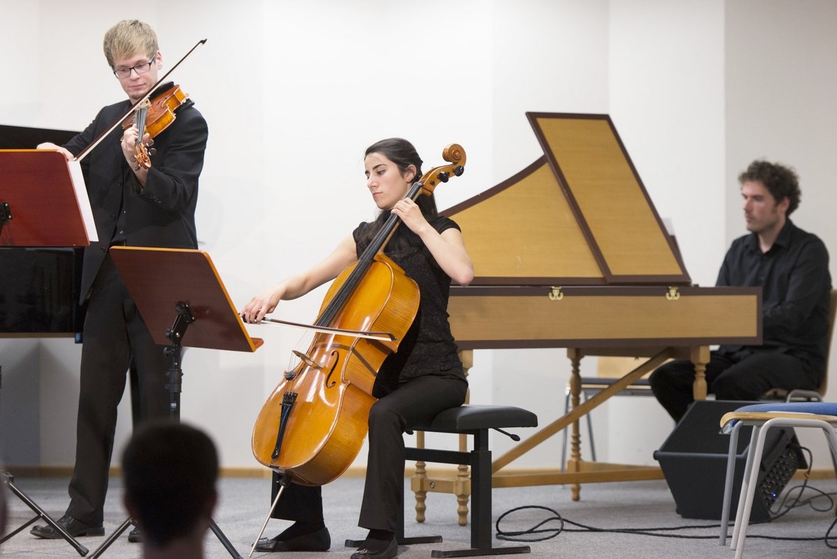 Studierende der Instrumental- und Gesangspädagogik im Konzert musizieren.