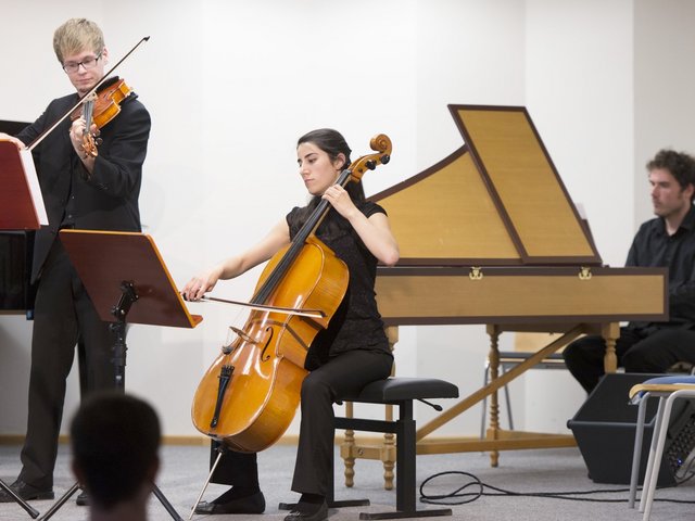 Drei Studierende musizieren.