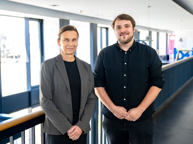 Merlin Tesch und Gesine Grande im Hauptgebäude der BTU