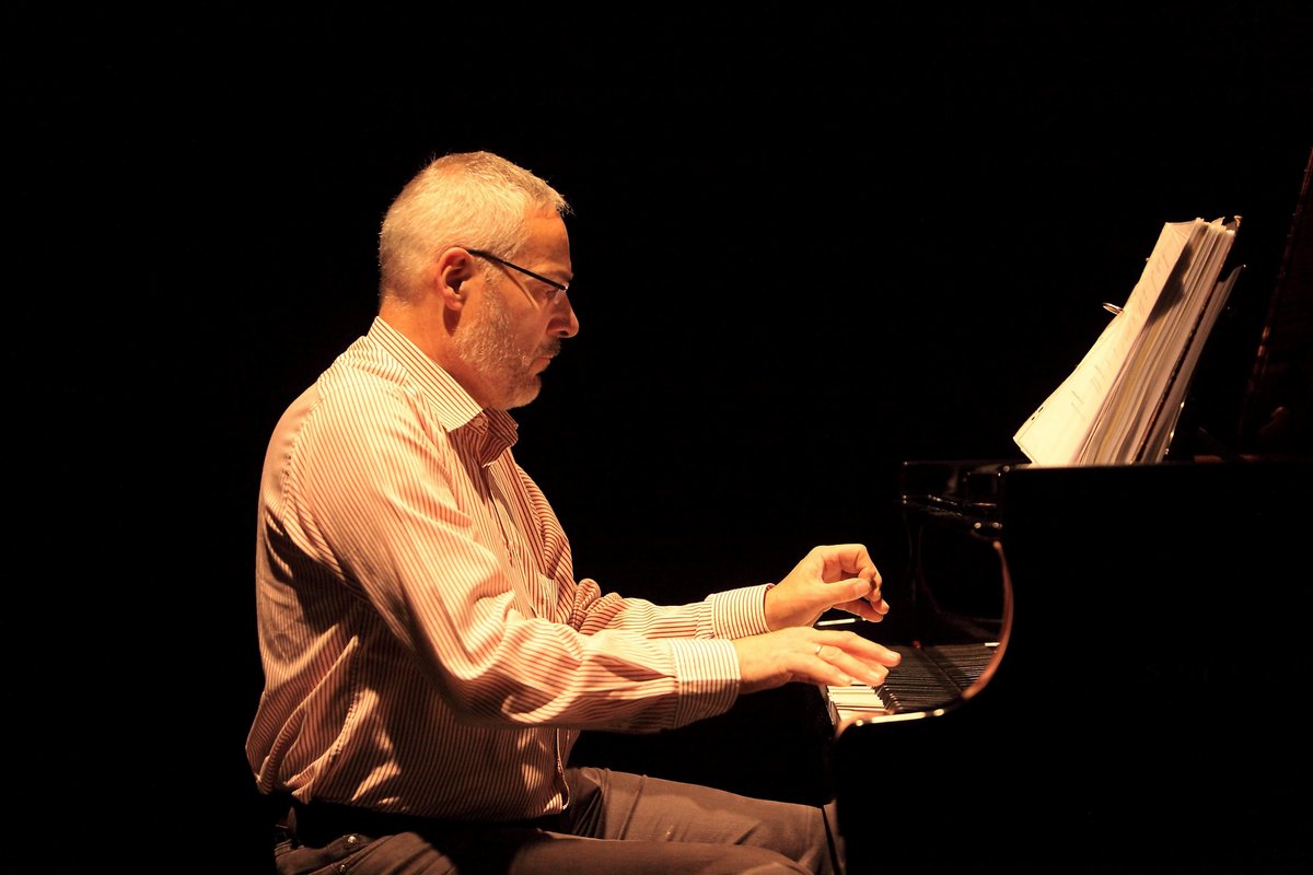 Prof. Wolfgang Glemser am Klavier. Foto: Prof. Dr. Fedor Mitschke, Universität Rostock