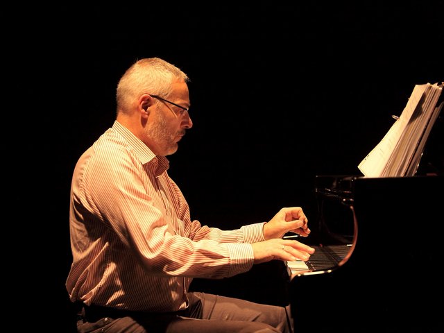 Prof. Wolfgang Glemser am Klavier. Foto: Prof. Dr. Fedor Mitschke, Universität Rostock