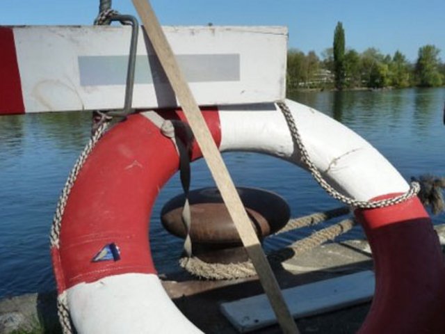 Rettungsring an einem Steg an einem See