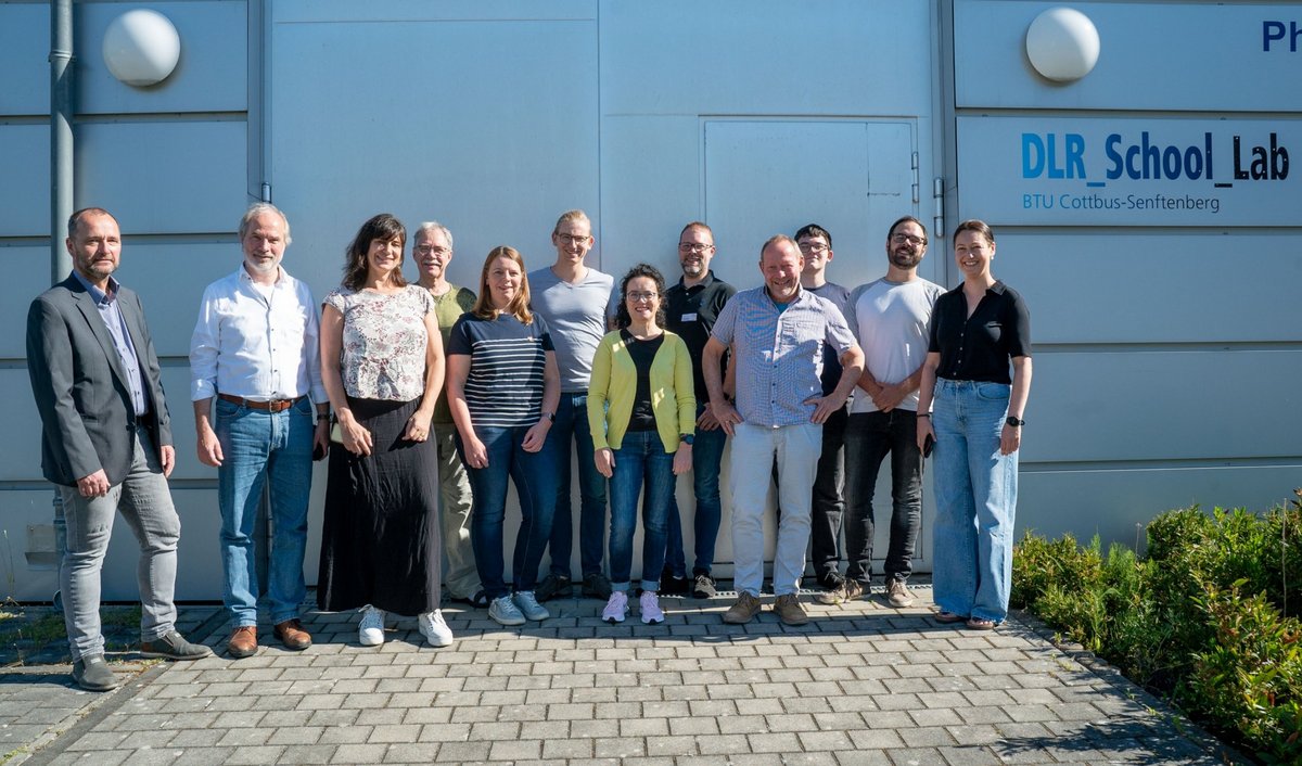Group photo of the MINT-EC aerospace engineering cluster.