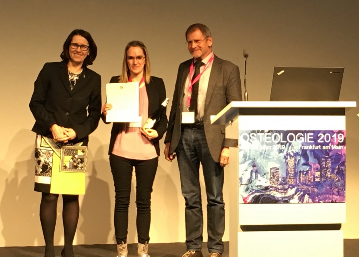 Verleihung des Posterpreises auf dem Osteologie Kongress 2019 (nebeneinander stehend, v. li.): Prof. Dr. Heide Siggelkow, Annemarie Ecke mit einer Urkunde, Prof. Dr. Hans-Christof Schober. Foto: Dr. Anne-Helen Lutter