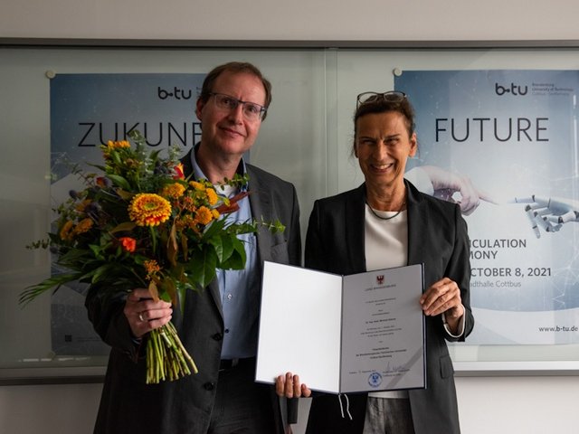 Prof. Michael Hübner (l.) erhält die Ernennungsurkunde von der Präsidentin Prof. Gesine Grande