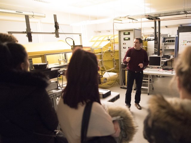 Schülerinnen folgen bei einer Laborführung desn Ausführungen eines Wissenschaftlers.