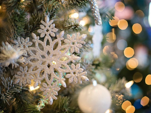 künstliche Schneeflocke an Weihnachtsbaum