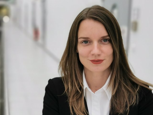 Portraitfoto im Lehrgebäude 3A