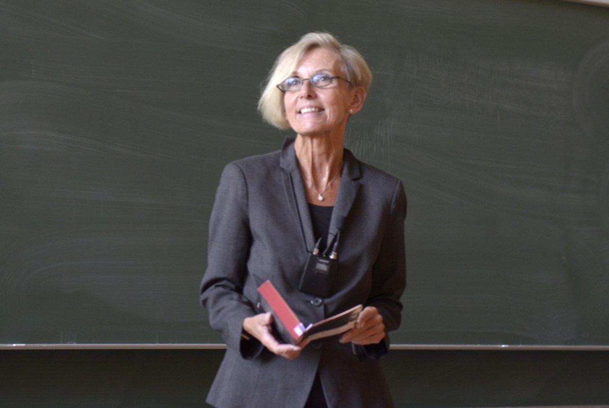 Die Schriftstellerin Franziska Steinhauer liest aus einem ihrer Bücher.