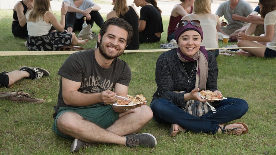 [Translate to Englisch:] Ausländische Studierende beim Campusfest