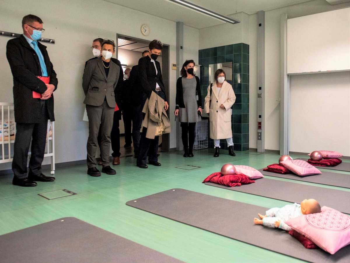 Minister of Social Affairs Ursula Nonnemacher, BTU President Prof. Gesine Grande, District Administrator Siegurd Heinze, programme director Prof. Franziska Rosenlöcher and others in a newly established practice room of the Midwifery Science programme. (Photo: BTU, Ralf Schuster)  