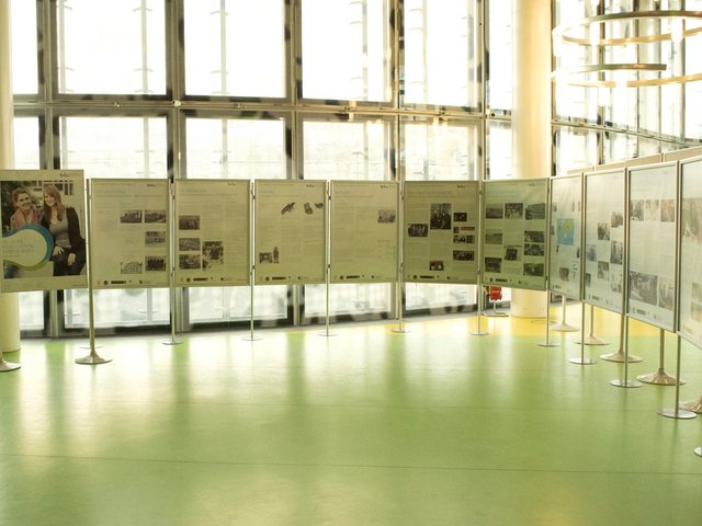 Die Ausstellung "70 Jahre Studieren in Senftenberg" im Foyer des IKMZ.