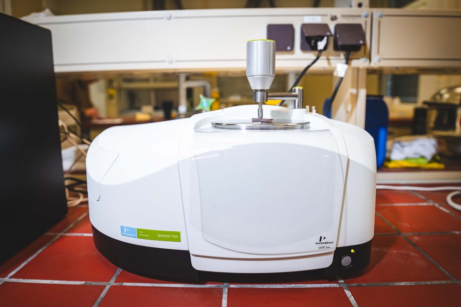 Foto des PerkinElmer Spectrum Two zur Fourier-Transform-Infrarotspektroskopie mit ATR (FTIR-ATR) 