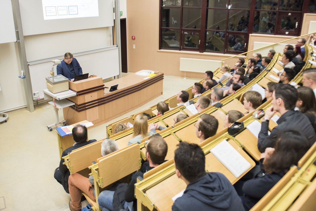 Veranstalungsteilnehmer folgen im Hörsaal dem Vortrag aus der ZEDAS GmbH. 
