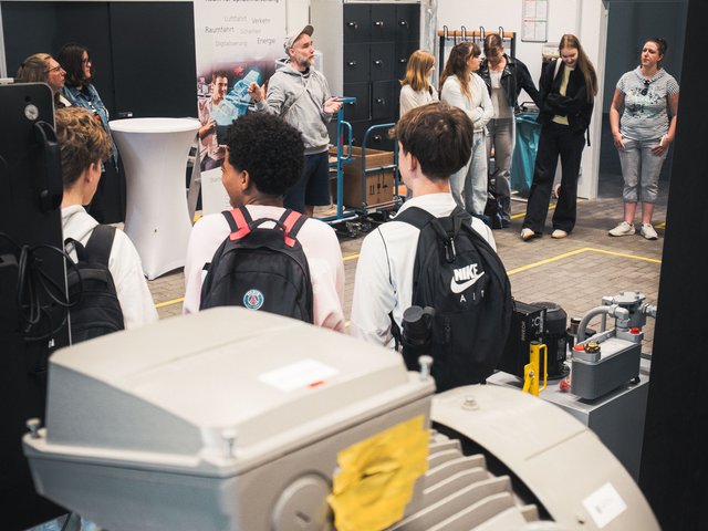 Den zweiten Tag der Projektwoche verbrachten die Schüler*innen am DLR-Instituts für CO₂-arme Industrieprozesse in Cottbus.