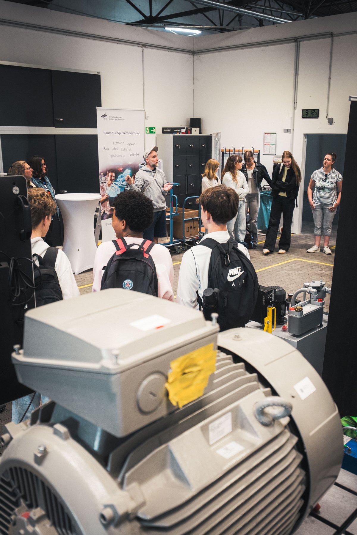 Den zweiten Tag der Projektwoche verbrachten die Schüler*innen am DLR-Instituts für CO₂-arme Industrieprozesse in Cottbus.