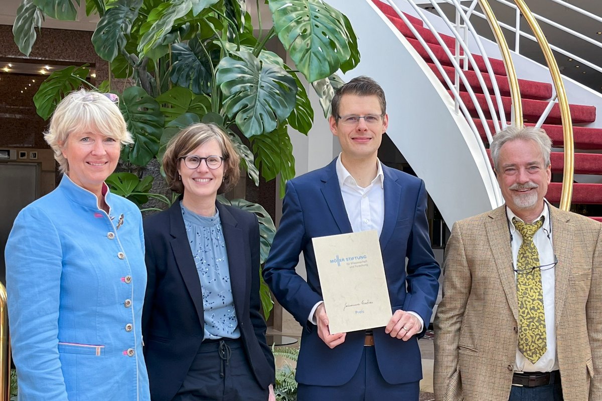 Verleihung des Johannes Möller Preises 2024. Auf dem Foto (v. li.): die Vorsitzende des Kuratoriums und die Vorstandsvorsitzende der Möller Stiftung, Dr.-Ing. Heike Mühlenweg und Maike Toivonen, Preisträger und BTU-Alumnus Dr.-Ing. Patrick Bürger mit der Urkunde, Doktorvater Prof. Dr.-Ing. Ulrich Riebel, BTU.