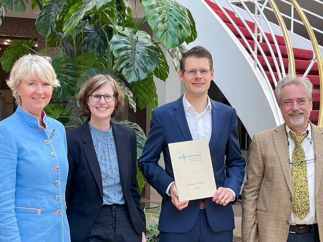 Verleihung des Johannes Möller Preises 2024. Auf dem Foto (v. li.): die Vorsitzende des Kuratoriums und die Vorstandsvorsitzende der Möller Stiftung, Dr.-Ing. Heike Mühlenweg und Maike Toivonen, Preisträger und BTU-Alumnus Dr.-Ing. Patrick Bürger mit der Urkunde, Doktorvater Prof. Dr.-Ing. Ulrich Riebel, BTU.