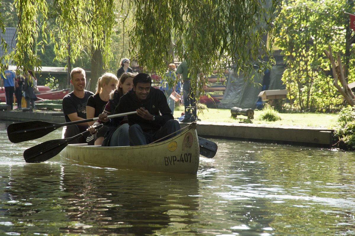 Studierende beim Paddeln im Spreewald