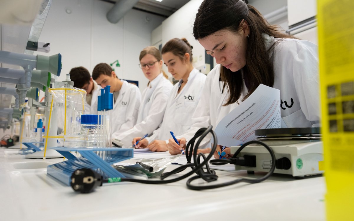 Schülerinnen und Schüler bei der Laborarbeit.