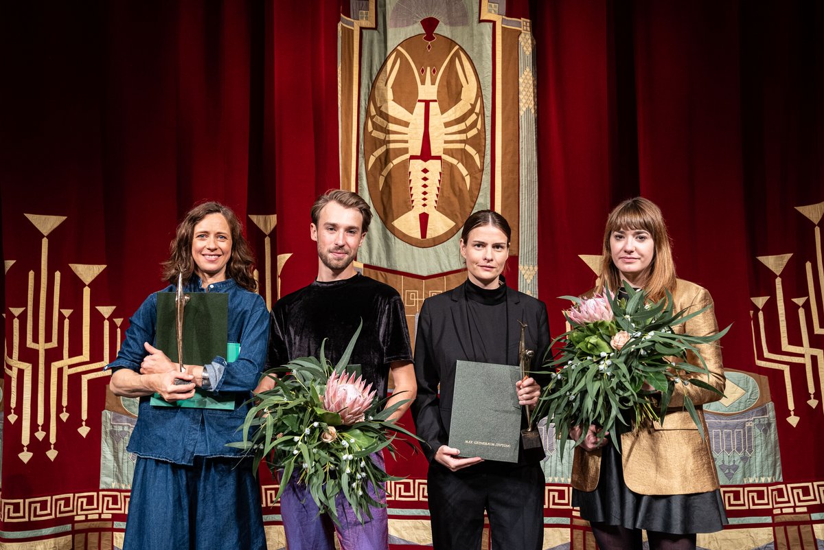 Gruppenbild nach der Verleihung auf der Bühne des Staatstheaters