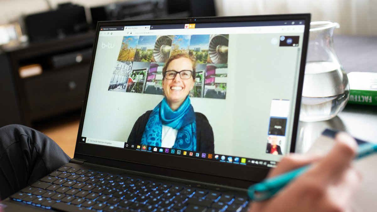 Coverbild zu "Konferenzsysteme": Person in Videokonferenz