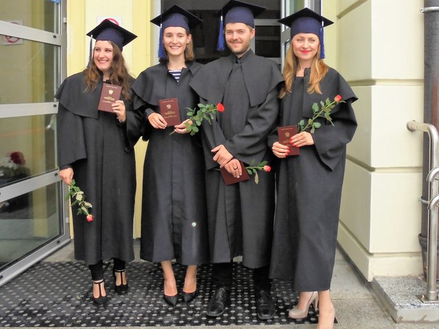 Gruppenfoto (von Links): Anita Liszewska, Anne Weisel, Fabian Partyka und Jasmina Jurasik – Alumni des integrierten deutsch-polnischen Studiengangs Soziale Arbeit freuen sich über ihre polnischen Lizentiate der Akademie Gorzow. Foto: Prof. Dr. Ulrich Paetzold  