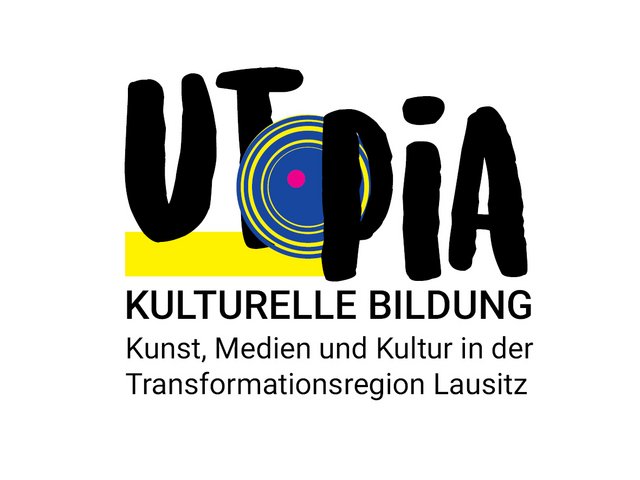 Auf dem Bild steht der Schriftzug "UTOPIA" mit einem blauen Kreis zwischen "T" und "P" und Kulturelle Bildung