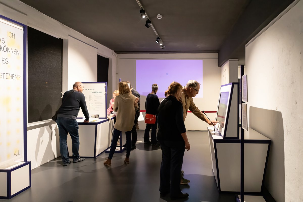 Menschen bei Ausstellung