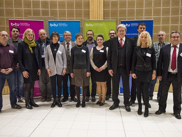 Gruppenbild zur Eröffnung des Institutes für Medizintechnologie