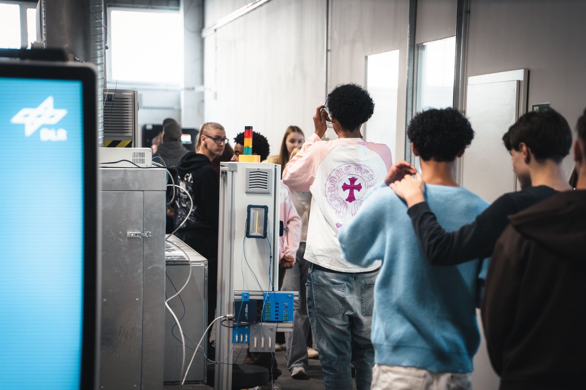 Hautnah konnten die Jugendlichen hier erfahren, wie die Forschung an Energie-Themen aussehen kann. (alle Fotos: BTU, Sascha Thor)