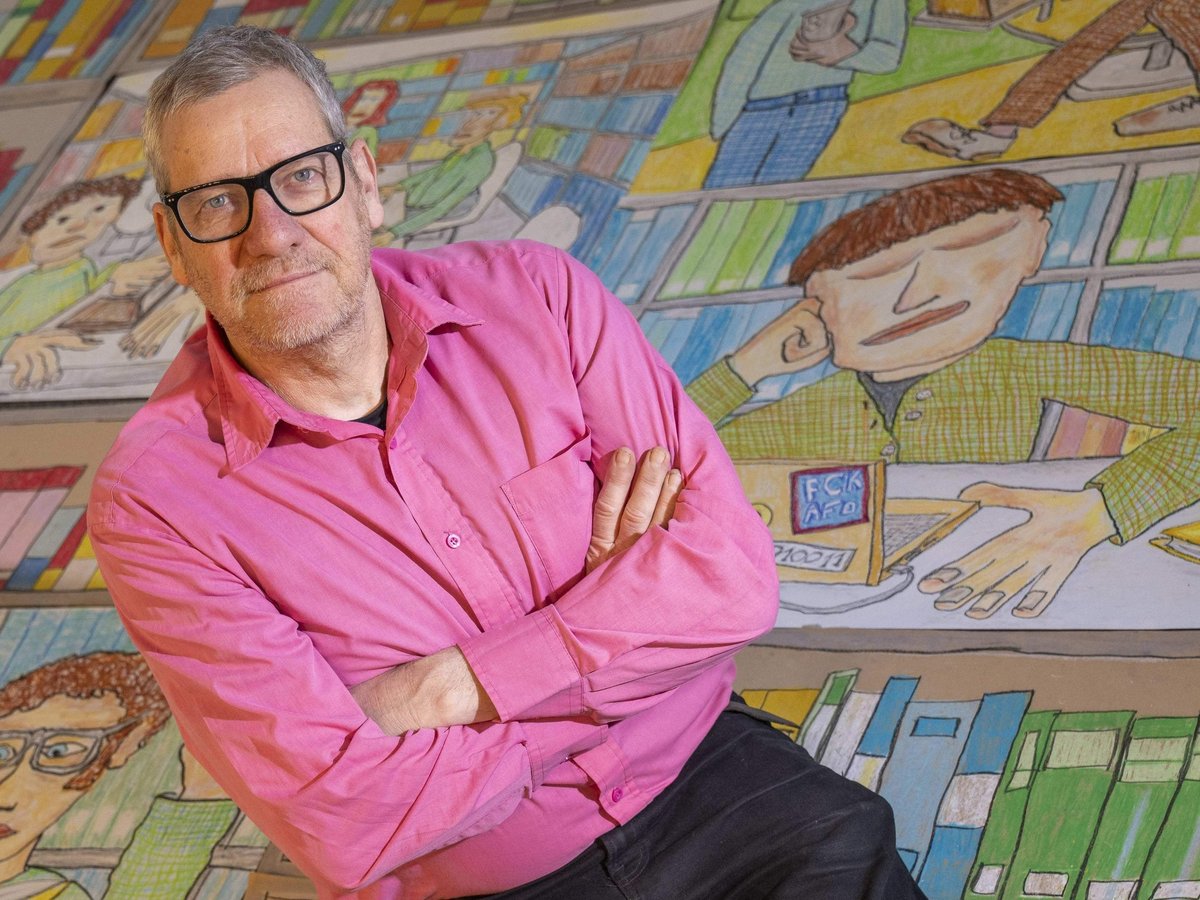 Ralf Schuster vor seinen Bildern