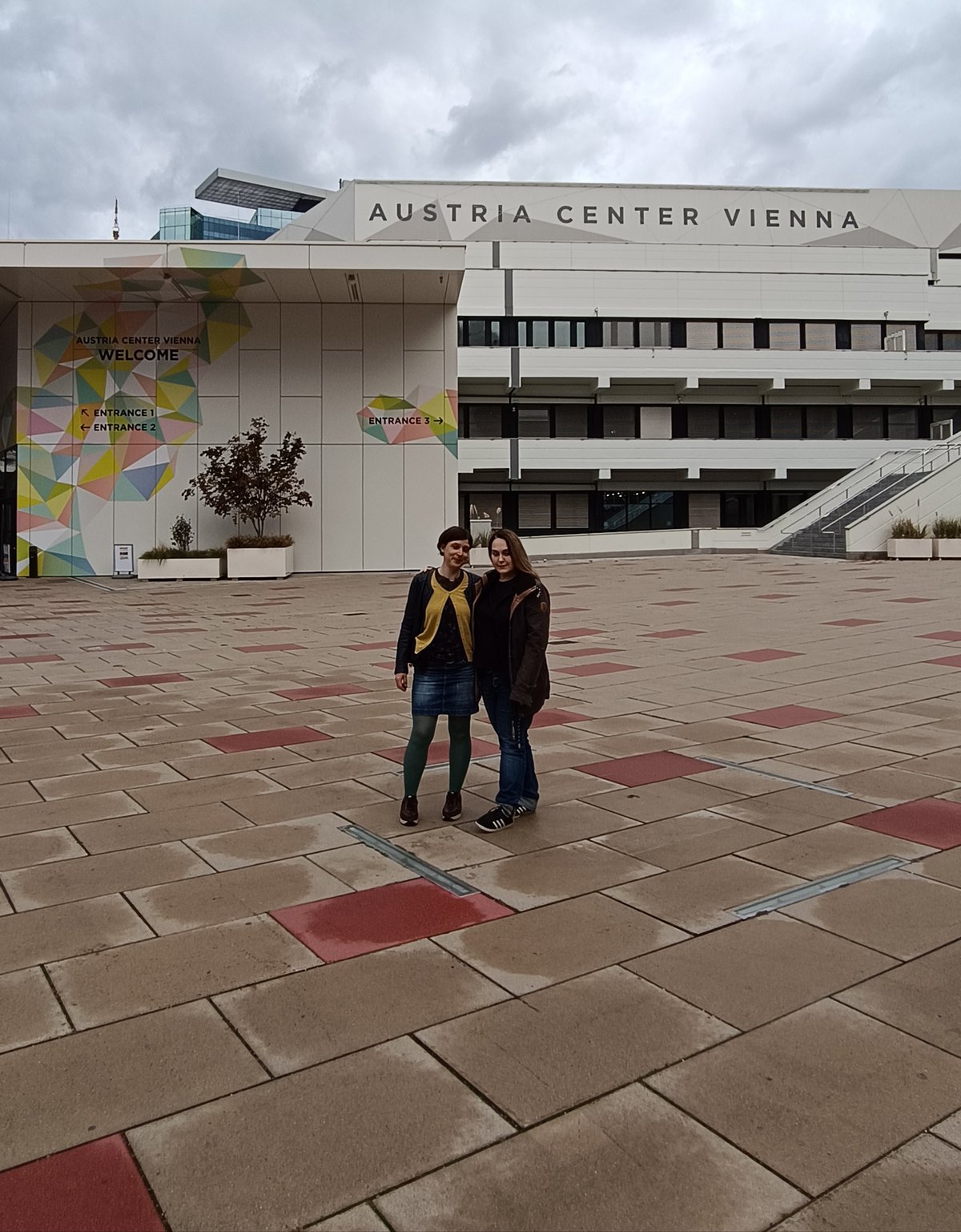 Anja Herzog (re.) und Katharina Loehr (li.) vor dem Austria Center Vienna. Foto: privat.