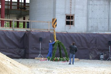 Der Rohbau ist fertig und die Richtkrone kann gesetzt werden.