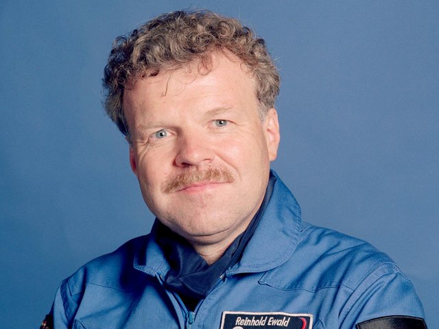 Porttätfoto des Astronauten Prof. Dr. Reinhold Ewald.