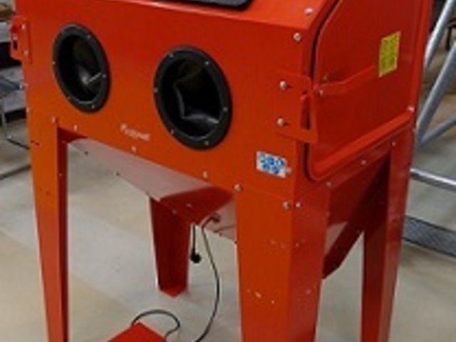Orangene Unicraft Sandstrahlkabine SSK 2.5 zur Oberflächenvorbehandlung metallischer, Kunststoff- und Compositebauteile