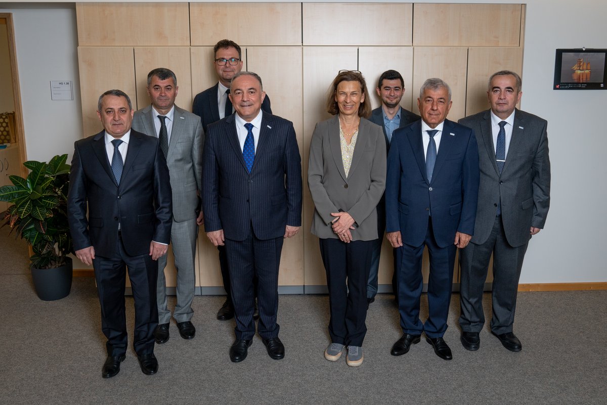 Gruppenfoto (v.l.n.r.): Prof. Dr. Fariz Amirov (Hochschullehrer, Maschinenbau an der TU Aserbaidschan), Prof. Dr. Subhan Namazov (Vizerektor für Internationales der TU Aserbaidschan), Prof. Dr.-Ing. habil. Dr.h.c. Sylvio Simon (Inhaber der Professur Werkzeugmaschinen an der BTU Cottbus-Senftenberg), Prof. Dr. Vilayat Valiyev (Rektor der TU Aserbaidschan), Prof. Dr. Gesine Grande (Präsidentin der BTU Cottbus-Senftenberg), Samir Amirli (Aserbaidschanischer Student im Master Maschinenbau), Prof. Dr. Yagub Piriyev (Verantwortlicher im Bildungsministerium für Universitäten und Berufsschulen), Ass. Prof. Mammadov, Arastun (Hochschullehrer, Leitung Abteilung Bildung an der TU Aserbaidschan)