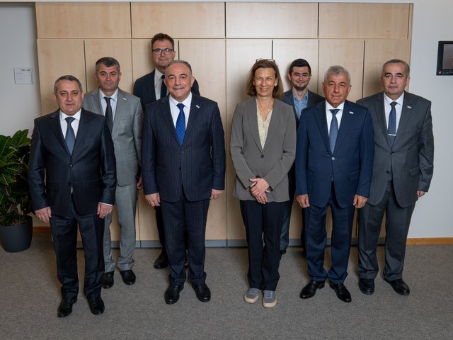 Gruppenfoto (v.l.n.r.): Prof. Dr. Fariz Amirov (Hochschullehrer, Maschinenbau an der TU Aserbaidschan), Prof. Dr. Subhan Namazov (Vizerektor für Internationales der TU Aserbaidschan), Prof. Dr.-Ing. habil. Dr.h.c. Sylvio Simon (Inhaber der Professur Werkzeugmaschinen an der BTU Cottbus-Senftenberg), Prof. Dr. Vilayat Valiyev (Rektor der TU Aserbaidschan), Prof. Dr. Gesine Grande (Präsidentin der BTU Cottbus-Senftenberg), Samir Amirli (Aserbaidschanischer Student im Master Maschinenbau), Prof. Dr. Yagub Piriyev (Verantwortlicher im Bildungsministerium für Universitäten und Berufsschulen), Ass. Prof. Mammadov, Arastun (Hochschullehrer, Leitung Abteilung Bildung an der TU Aserbaidschan)