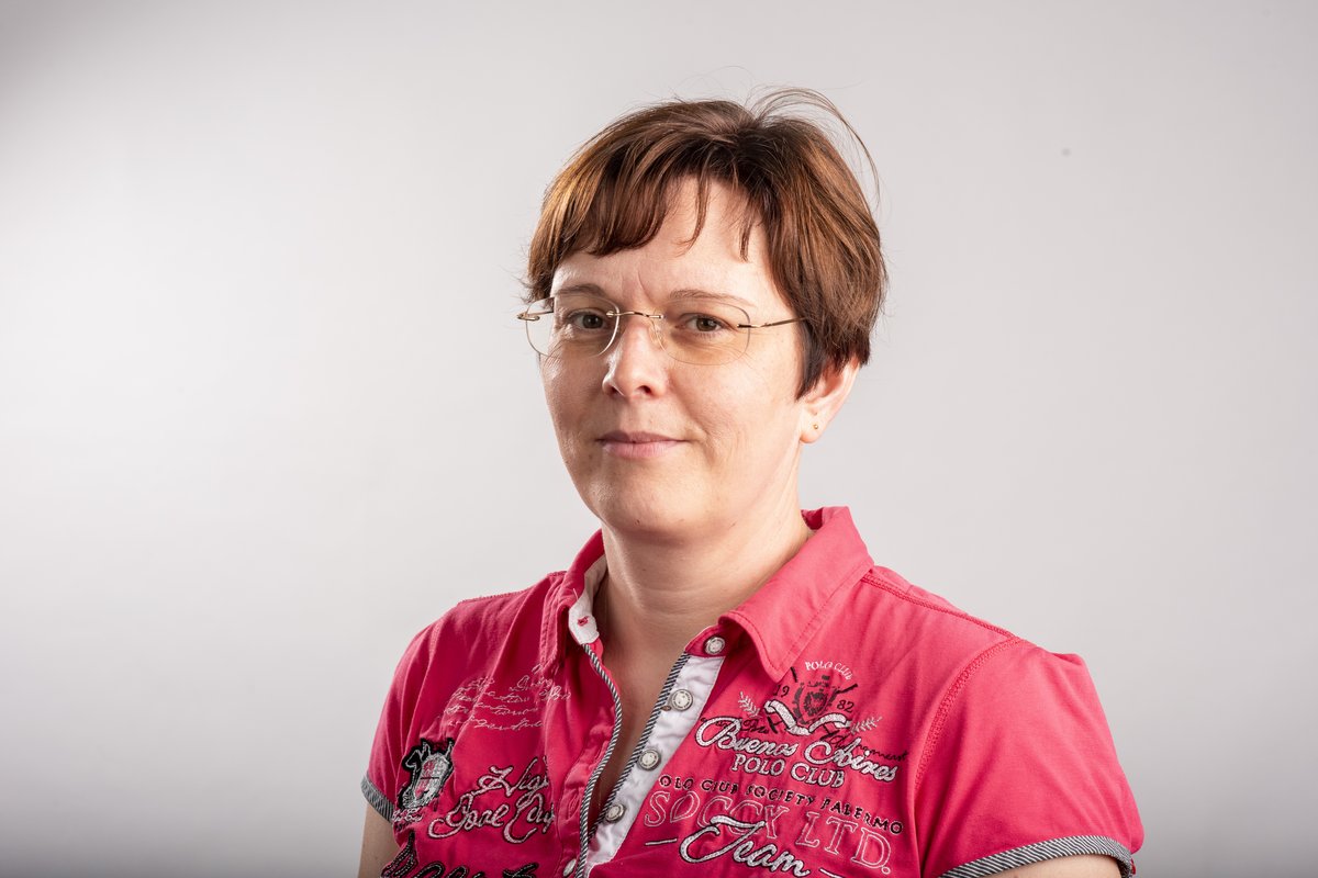 Frau Riedel, die Stellvertreterin der dezentralen Gleichstellungsbeauftragtin, trägt ein rotes T-Shirt und schaut mit einem leichten Lächeln direkt in die Kamera.