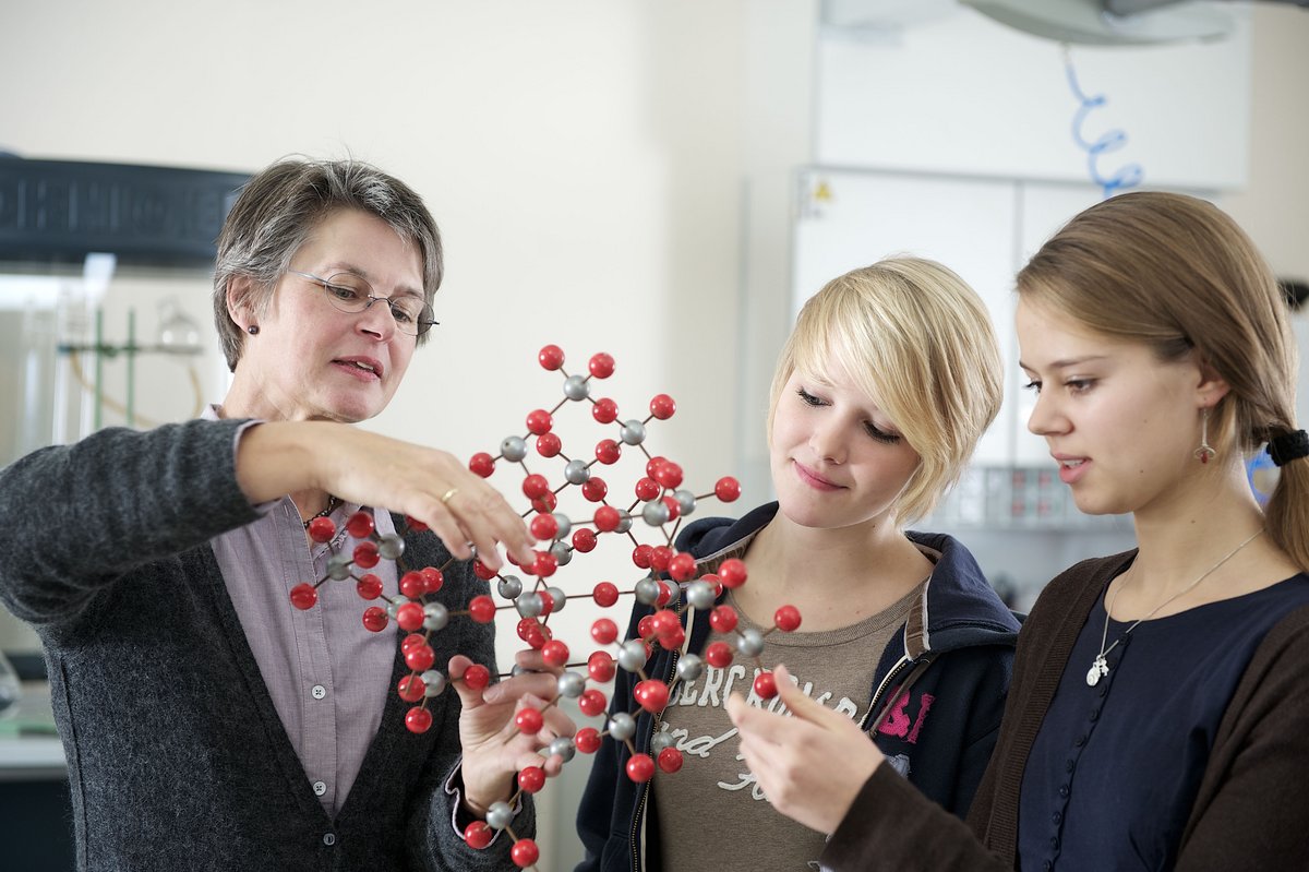 A Jugend forscht competition director and two young researchers in conversation. Photo: Foundation Jugend forscht e.V.