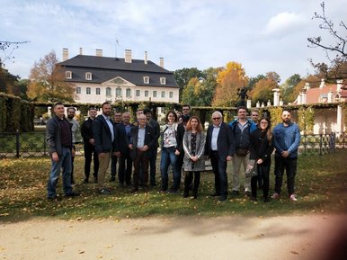 Einige Teilnehmende beim Gruppenfoto vor dem Schloss Branitz