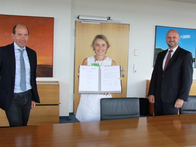 Die Vertragspartner während der Unterzeichnung der Kooperationsvereinbarung