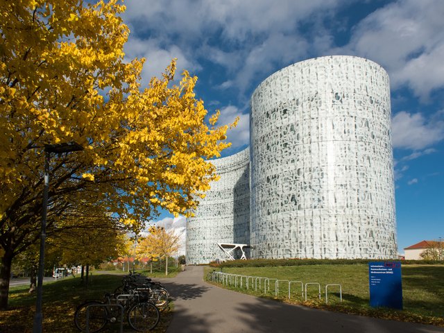 Blick auf das IKMZ im Herbst.