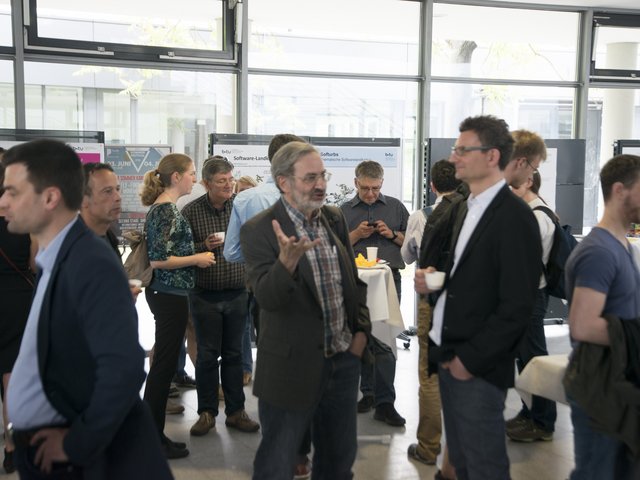 Networking während des IT-Alumnitages 2016 im Foyer des ZHG
