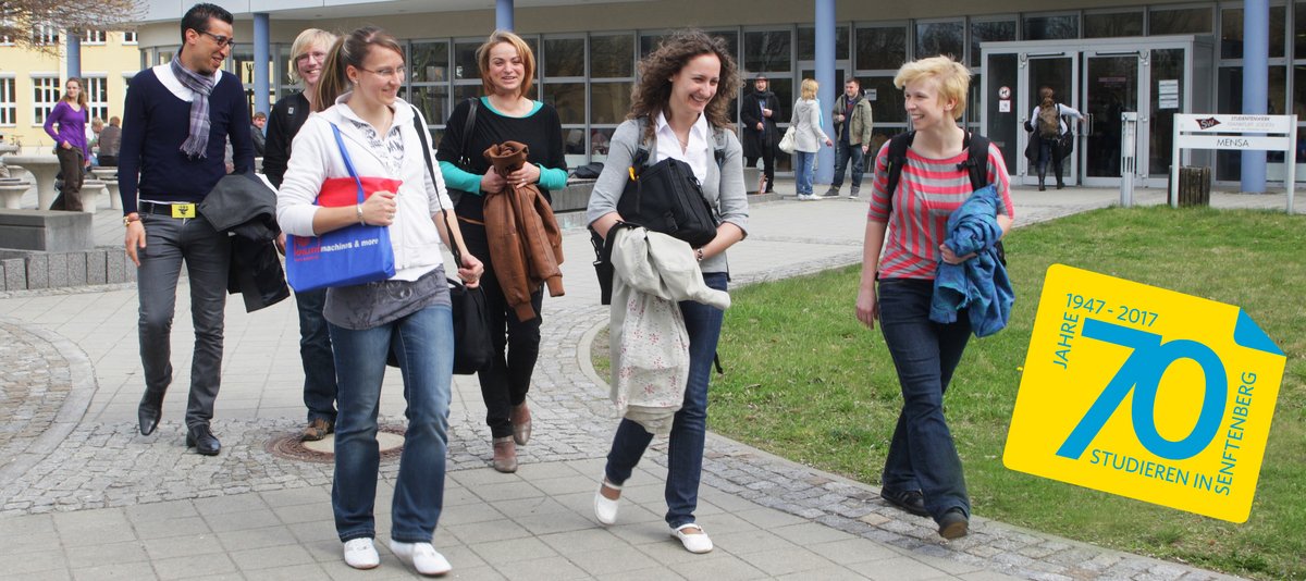 Studierende vor der Mensa auf dem Senftenberger Campus. Foto: Steffen Rasche