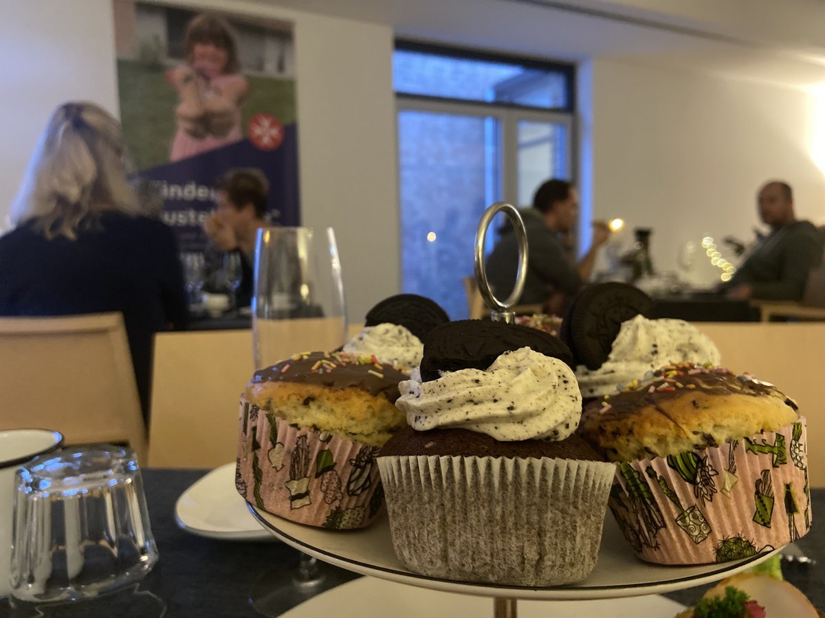 Blick in den atmosphärisch gestalteten Raum mit Kuchen und Kerzen