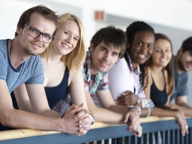 Internationale Studierende am Geländer im Hauptgebäude